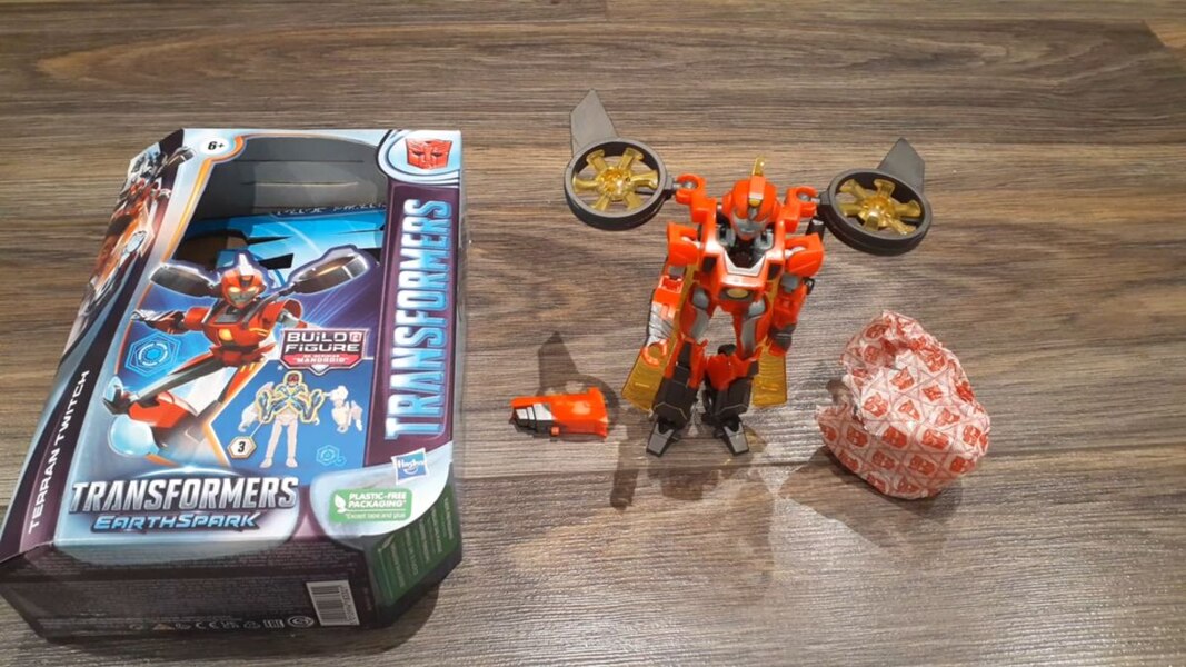In Hand Image Transformers Earthspark Terran Twitch Deluxe Class  (1 of 11)